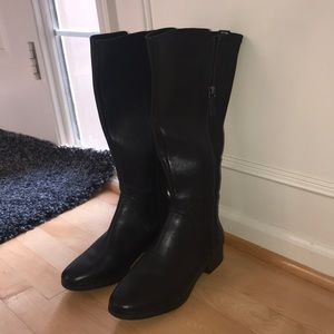 Black winter boots